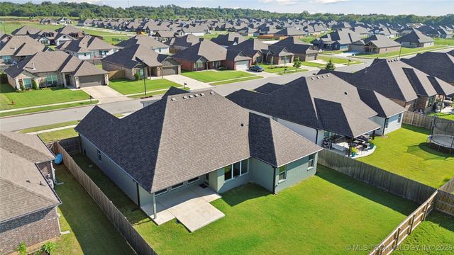 27608 E 109th Street E, Coweta, OK 74429