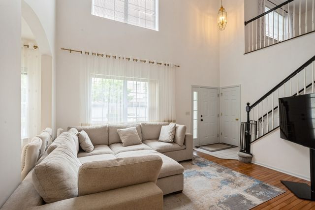 6073 Canterbury Lane 33-5, Hoffman Estates, IL 60192