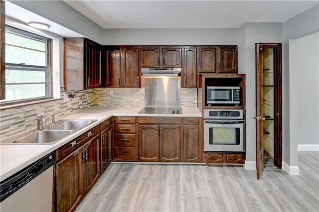 7608 NW 69th Street, Kansas City, MO 64152