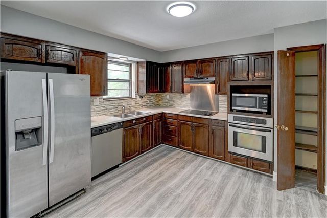 7608 NW 69th Street, Kansas City, MO 64152