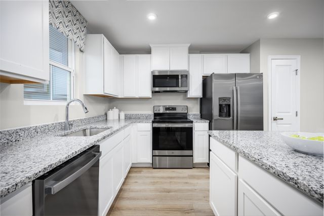 1040 Horseshoe Dr, Smyrna, TN 37167