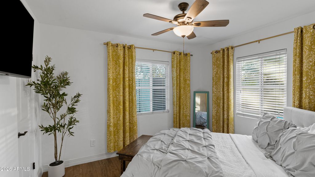 Image 12 of property listing at 6704 N 10TH Place, Phoenix, AZ 85014