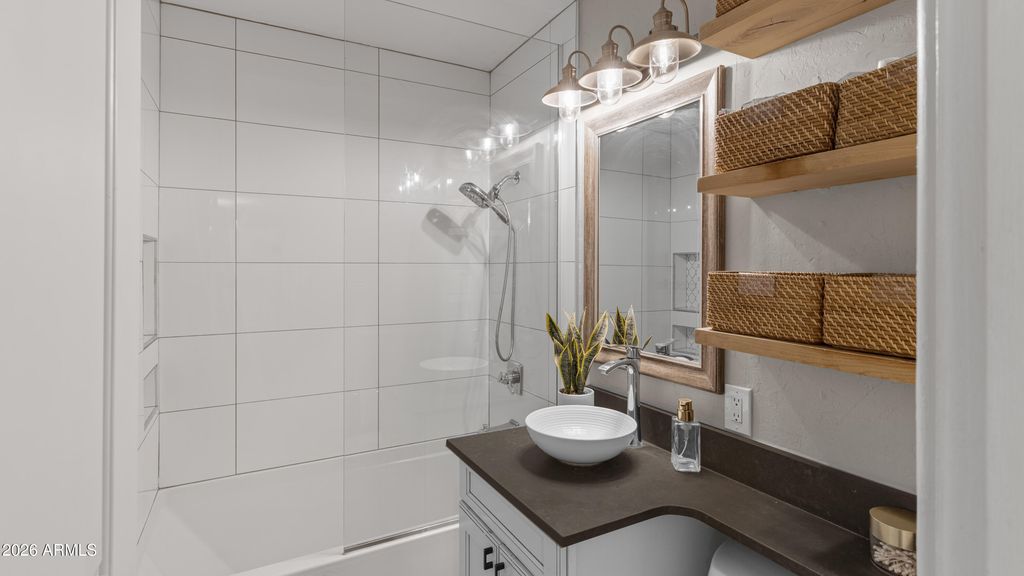 Image 13 of property listing at 6704 N 10TH Place, Phoenix, AZ 85014