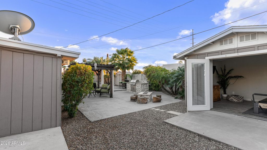 Image 15 of property listing at 6704 N 10TH Place, Phoenix, AZ 85014