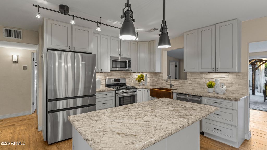 Image 2 of property listing at 6704 N 10TH Place, Phoenix, AZ 85014