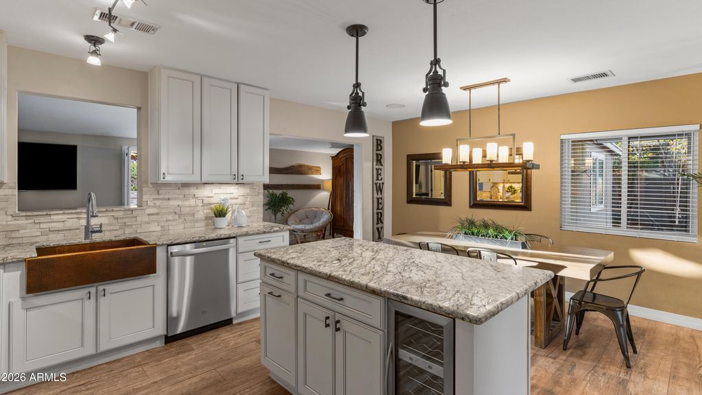 Image 3 of property listing at 6704 N 10TH Place, Phoenix, AZ 85014