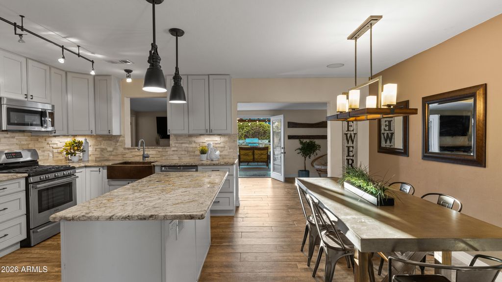 Image 4 of property listing at 6704 N 10TH Place, Phoenix, AZ 85014