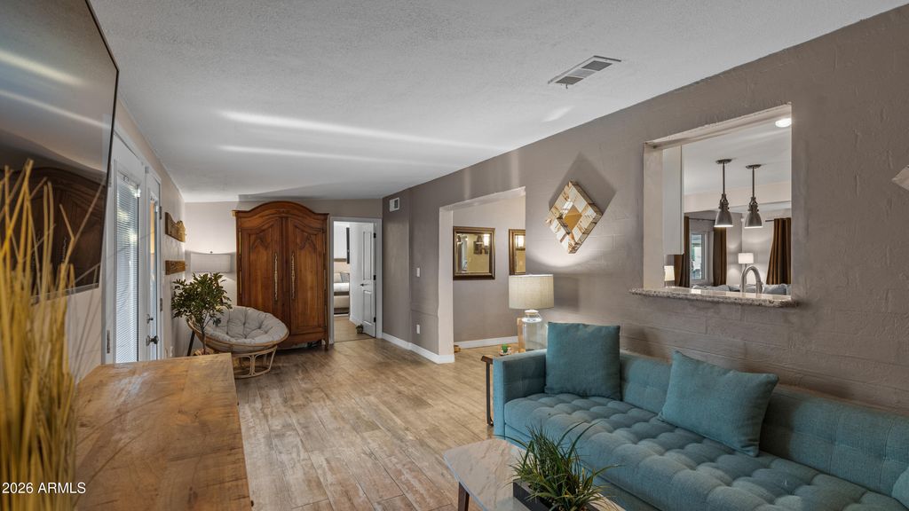 Image 6 of property listing at 6704 N 10TH Place, Phoenix, AZ 85014