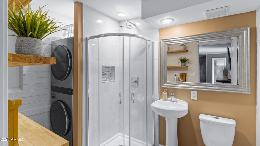 Image 7 of property listing at 6704 N 10TH Place, Phoenix, AZ 85014