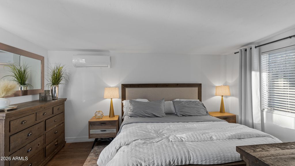 Image 8 of property listing at 6704 N 10TH Place, Phoenix, AZ 85014