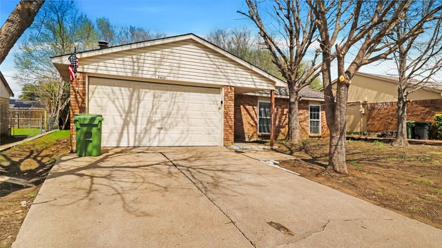 7437 Sandhurst Lane S, North Richland Hills, TX 76182