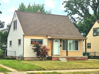 28522 Cambridge Street, Garden City, MI 48135