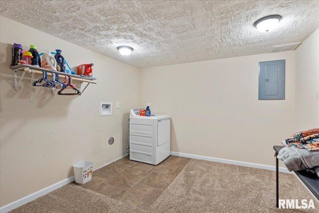 94 DOWNING Drive, Chatham, IL 62629