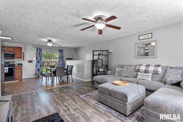 94 DOWNING Drive, Chatham, IL 62629
