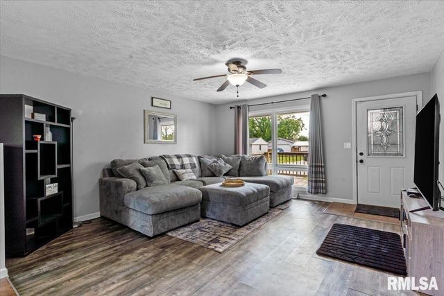 94 DOWNING Drive, Chatham, IL 62629