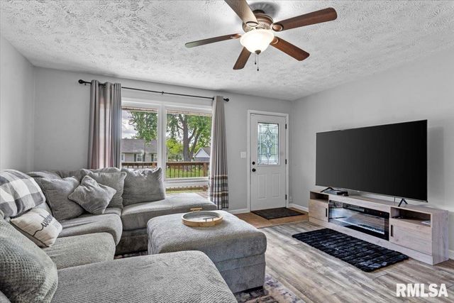 94 DOWNING Drive, Chatham, IL 62629
