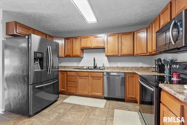 94 DOWNING Drive, Chatham, IL 62629
