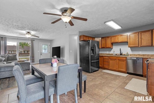 94 DOWNING Drive, Chatham, IL 62629