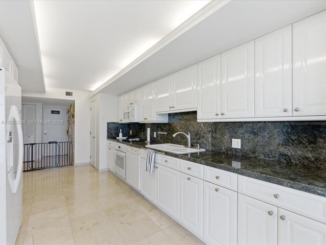 600 Grapetree Drive 10BN, Key Biscayne, FL 33149