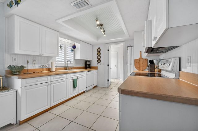 923 LOCUST STREET, New Smyrna Beach, FL 32169