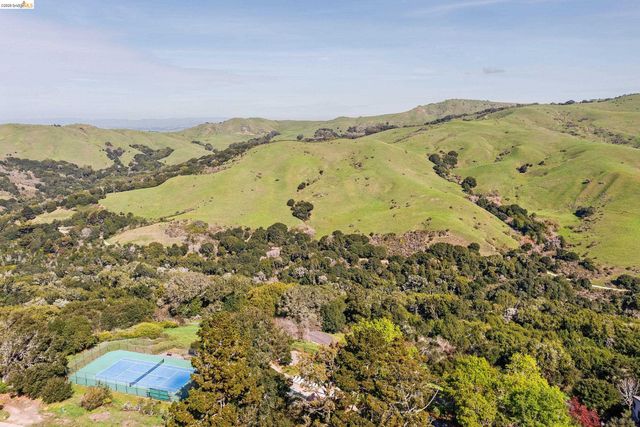 407 Vista Heights Rd, El Cerrito, CA 94530