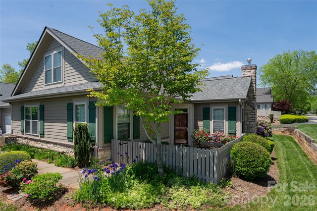 55 Outlook Circle, Swannanoa, NC 28778