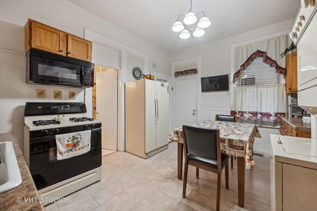 2242 W Taylor Street, Chicago, IL 60612