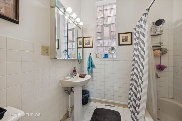 2242 W Taylor Street, Chicago, IL 60612