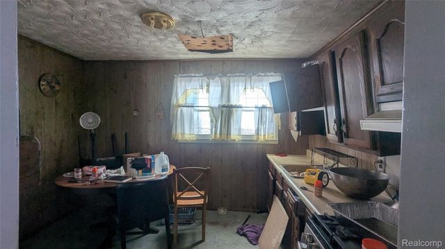 447 E Wilson Avenue, Pontiac, MI 48341