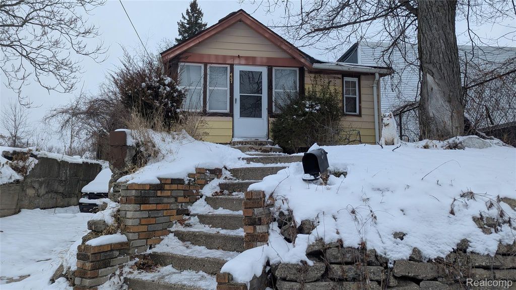 447 E Wilson Avenue, Pontiac, MI 48341