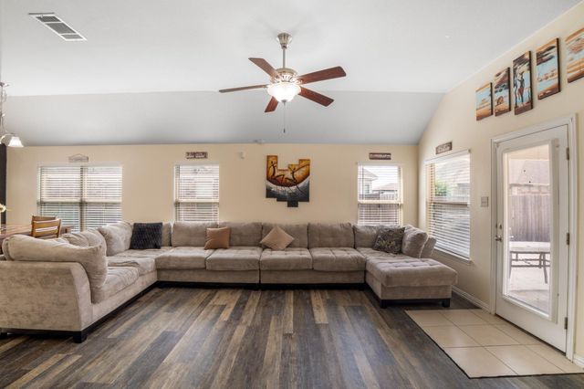 804 Farm House DR, Hutto, TX 78634