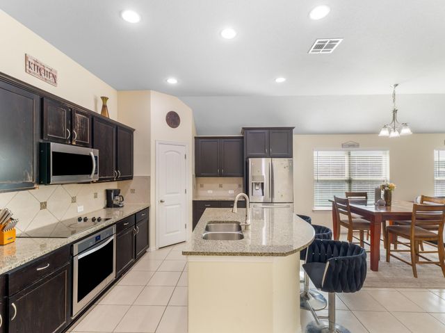 804 Farm House DR, Hutto, TX 78634