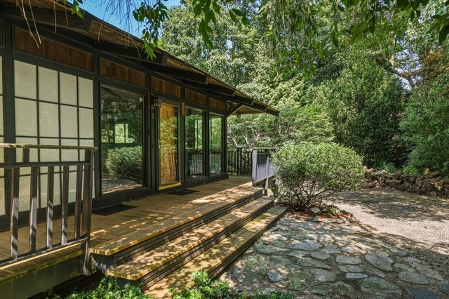 5 Laurel Ridge Dr, Belchertown, MA 01007