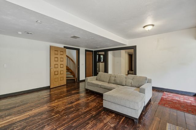 5 Laurel Ridge Dr, Belchertown, MA 01007