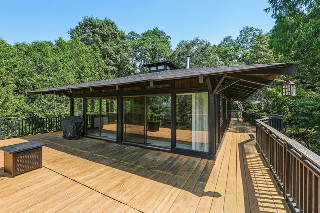 5 Laurel Ridge Dr, Belchertown, MA 01007