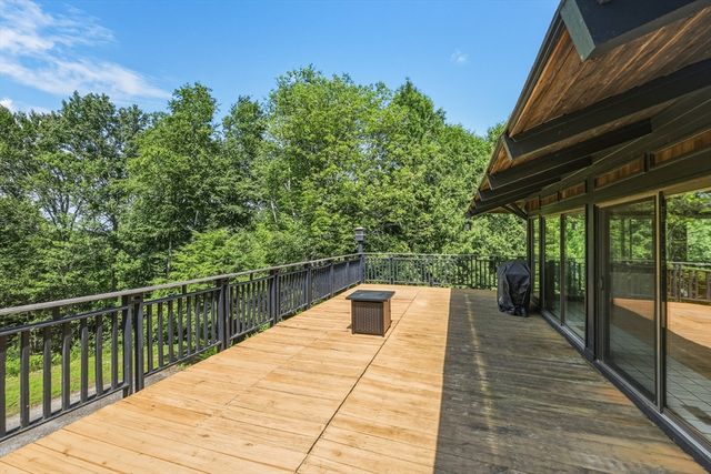 5 Laurel Ridge Dr, Belchertown, MA 01007
