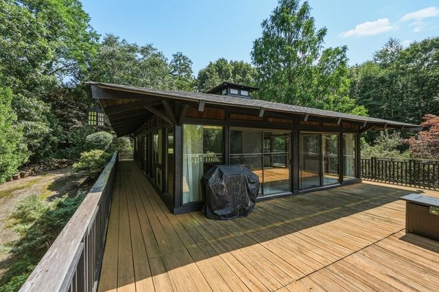 5 Laurel Ridge Dr, Belchertown, MA 01007