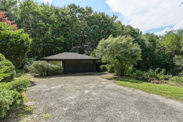5 Laurel Ridge Dr, Belchertown, MA 01007