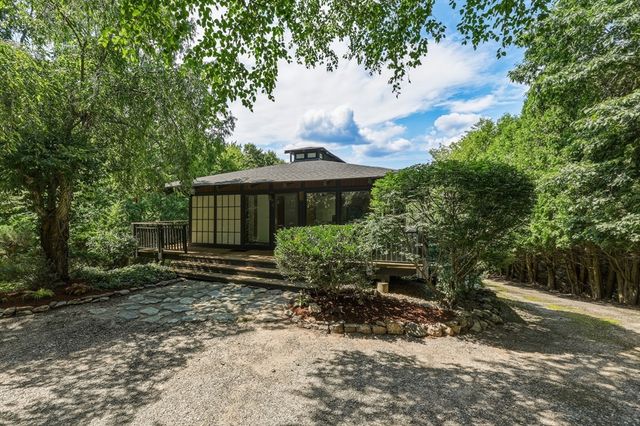 5 Laurel Ridge Dr, Belchertown, MA 01007