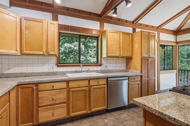 5 Laurel Ridge Dr, Belchertown, MA 01007