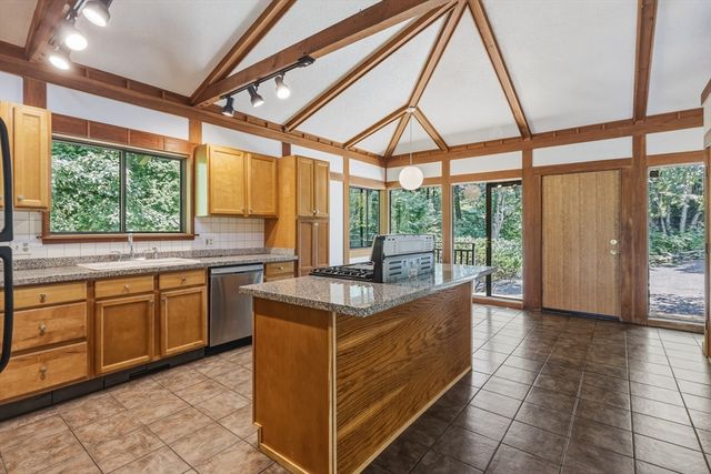 5 Laurel Ridge Dr, Belchertown, MA 01007