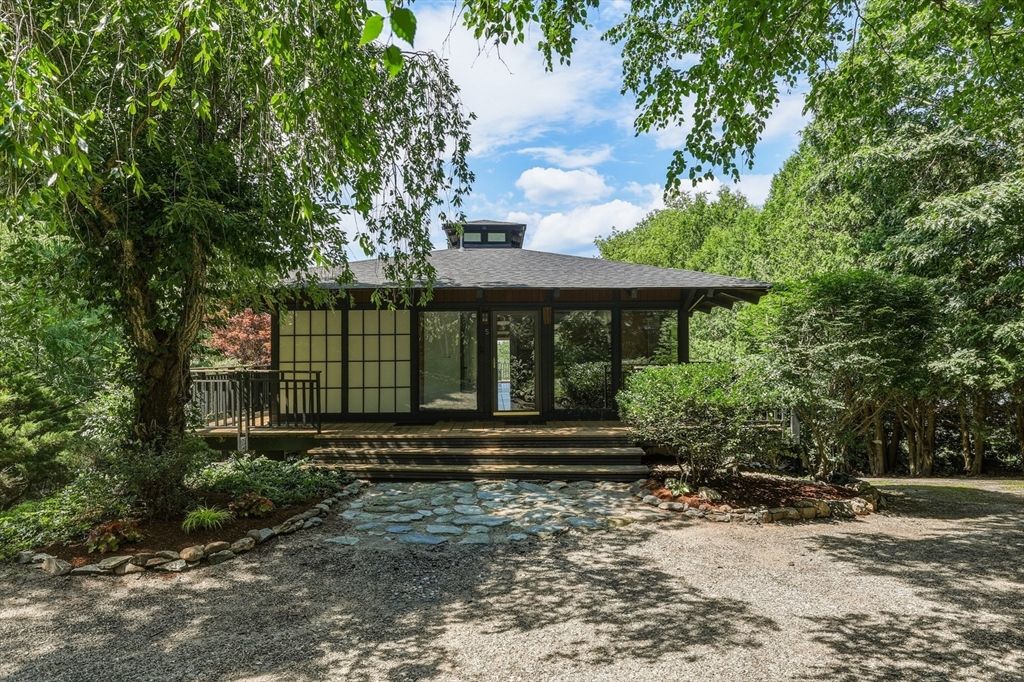 5 Laurel Ridge Dr, Belchertown, MA 01007
