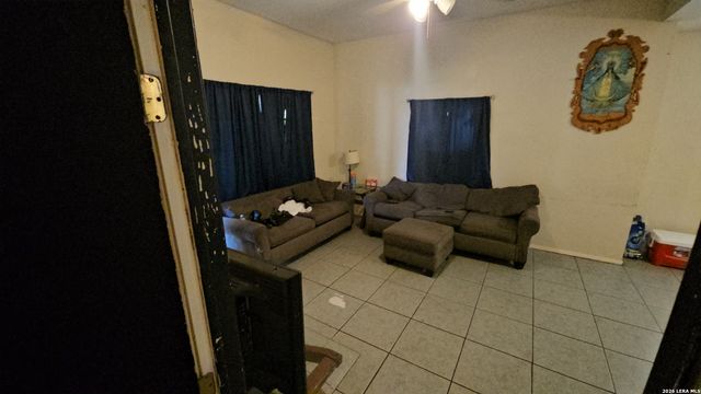 1819 W Wildwood, San Antonio, TX 78201