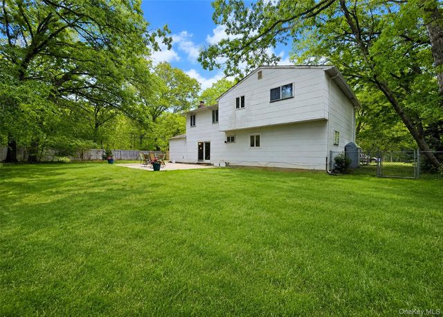 2 Shenandoah Boulevard, Coram, NY 11727