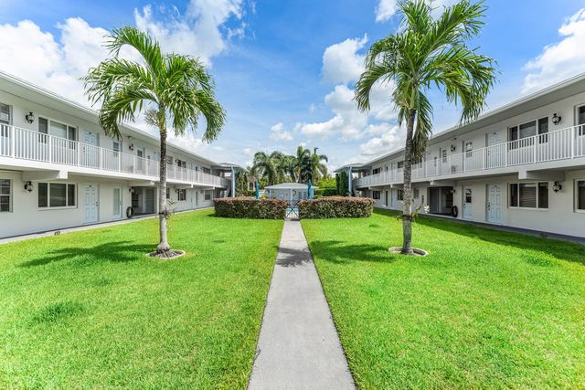 4111 NE 21st Way 204, Lighthouse Point, FL 33064