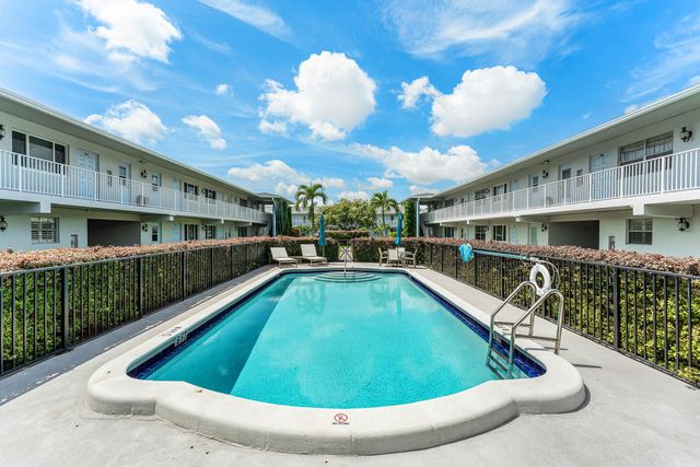 4111 NE 21st Way 204, Lighthouse Point, FL 33064