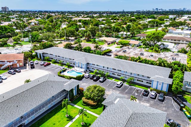 4111 NE 21st Way 204, Lighthouse Point, FL 33064