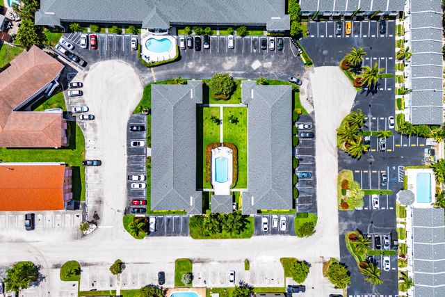 4111 NE 21st Way 204, Lighthouse Point, FL 33064