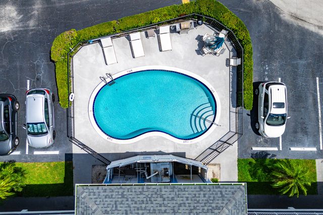 4111 NE 21st Way 204, Lighthouse Point, FL 33064