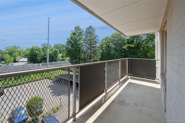 135 Post Avenue 4C, Westbury, NY 11590